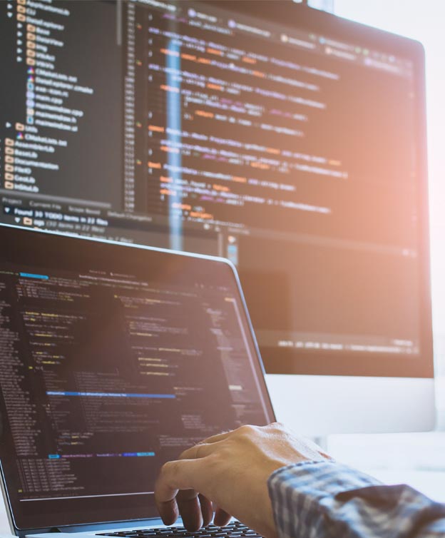 Разработчик за работой