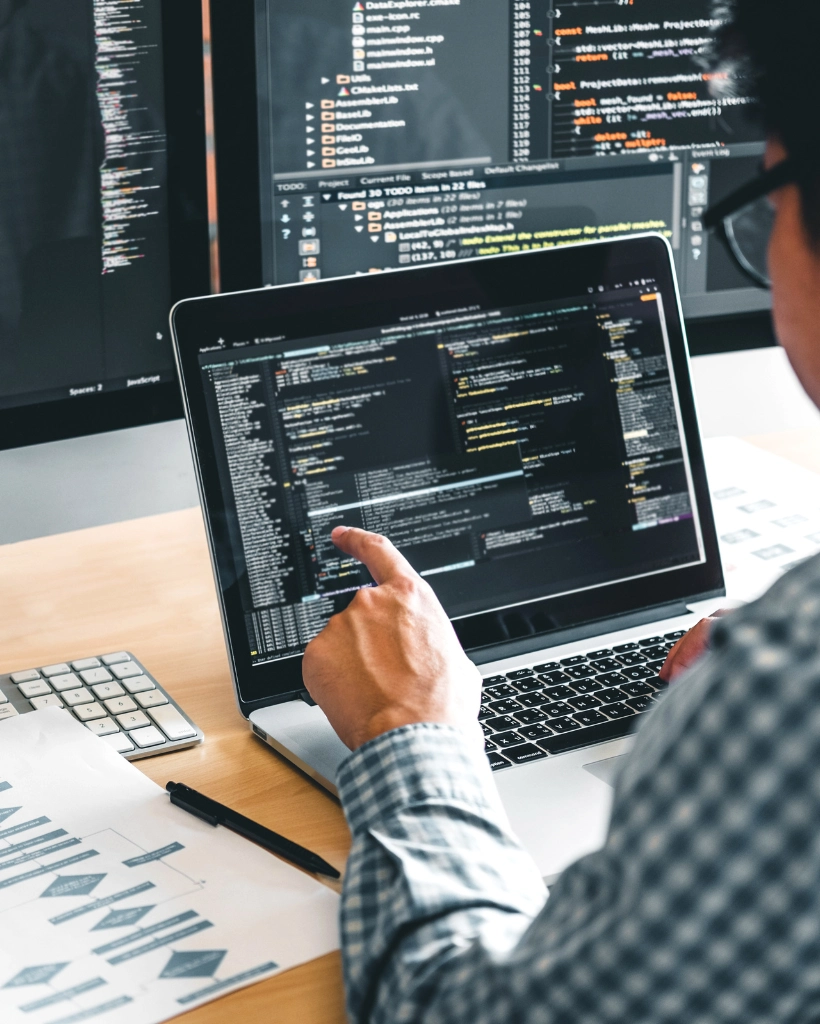 Программист работает за компьютером