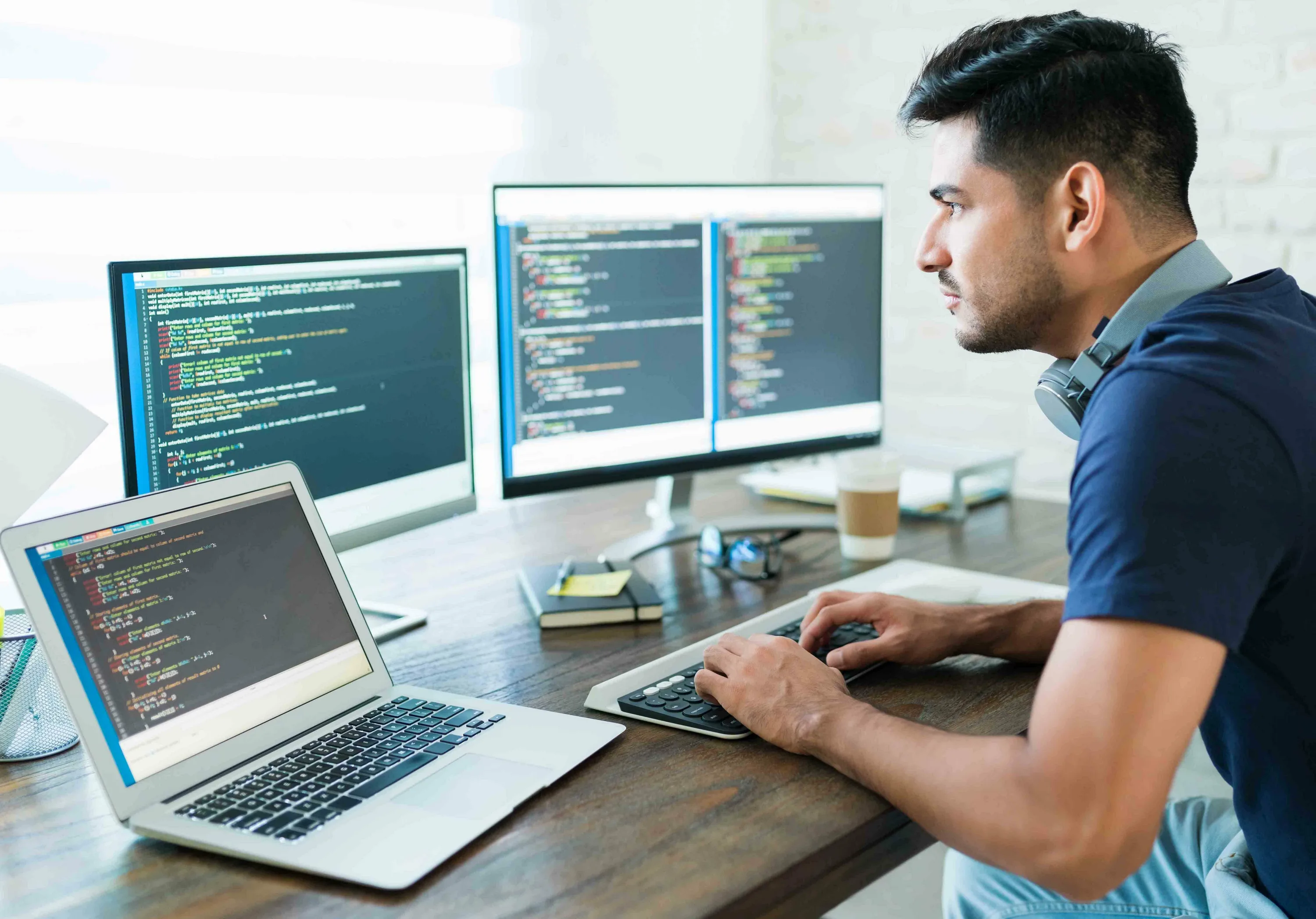 Программист работает за компьютером